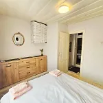 Biscuit Cosy Mini House In Old Town *